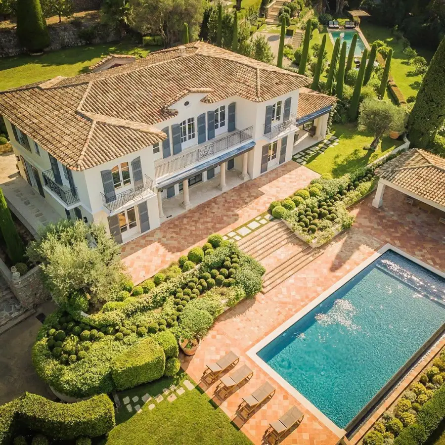 Provençal villa with swimming pool and garden, seen from a drone